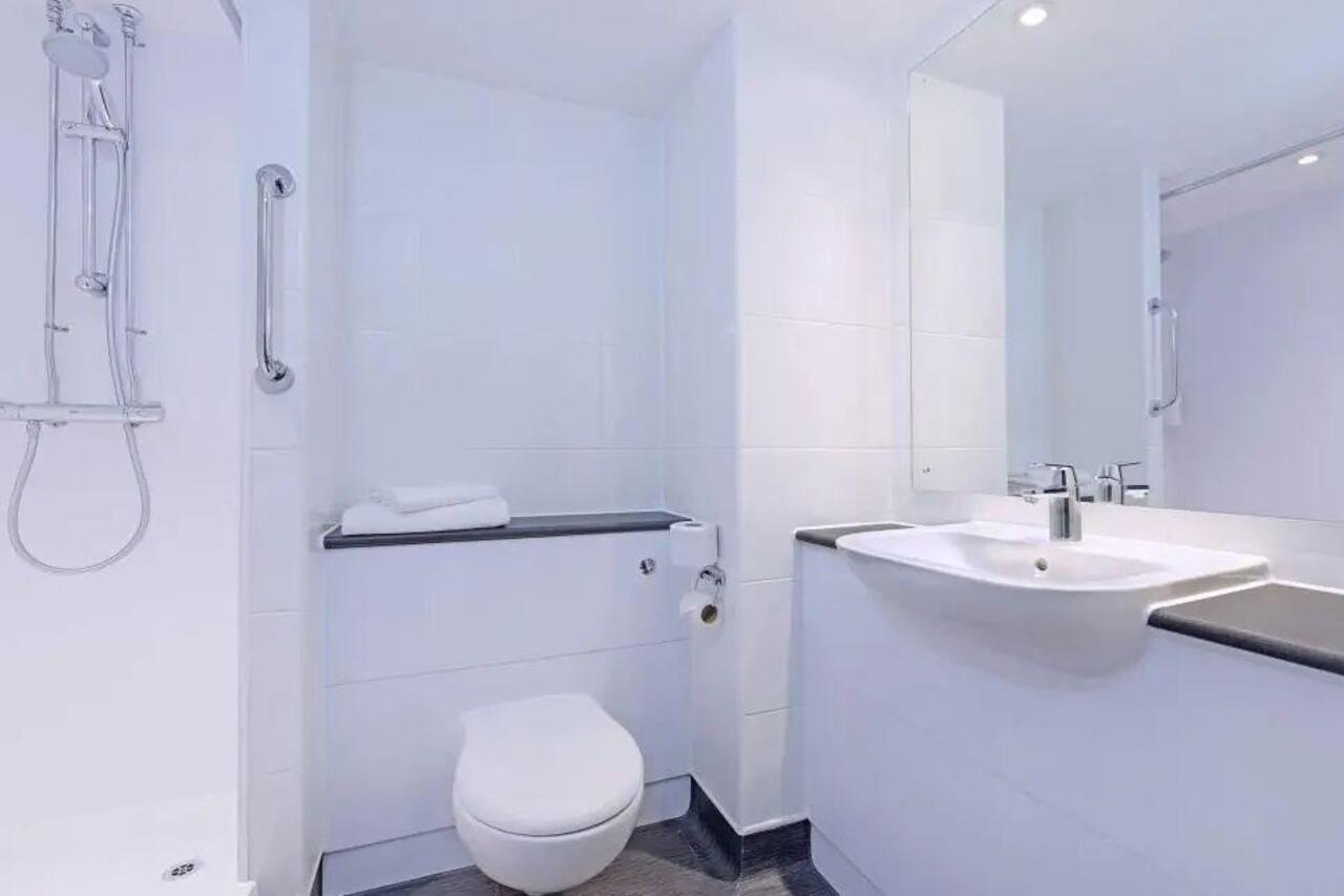 Mercure London Gatwick Airport Хорли Екстериор снимка