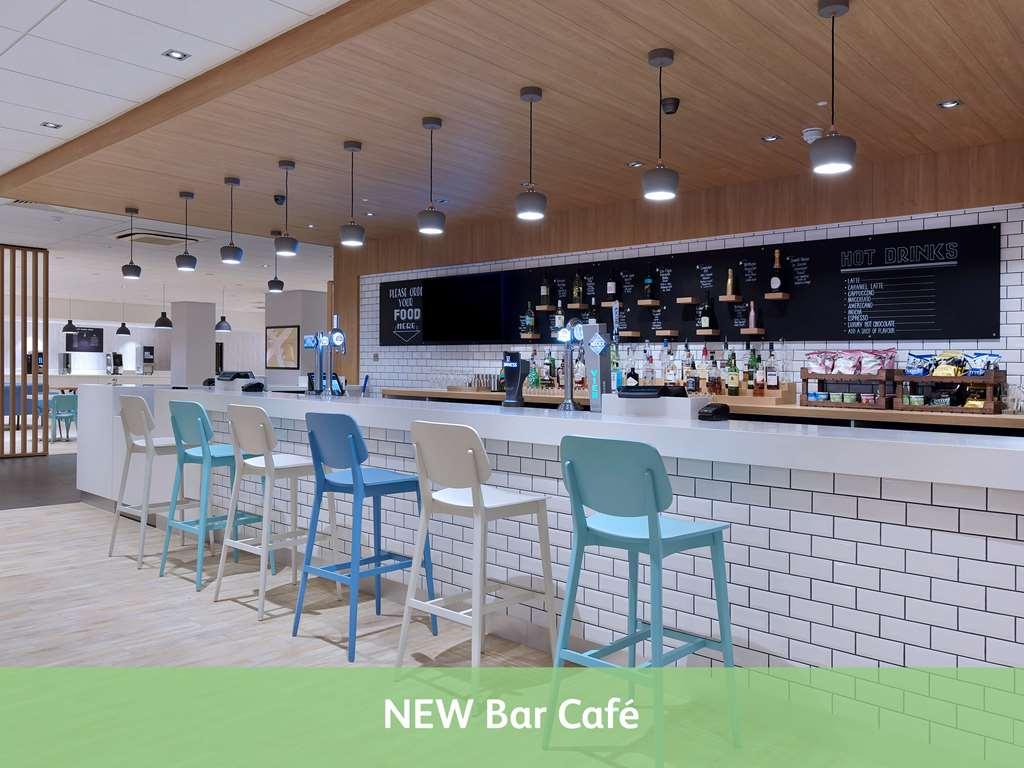 Mercure London Gatwick Airport Хорли Ресторант снимка