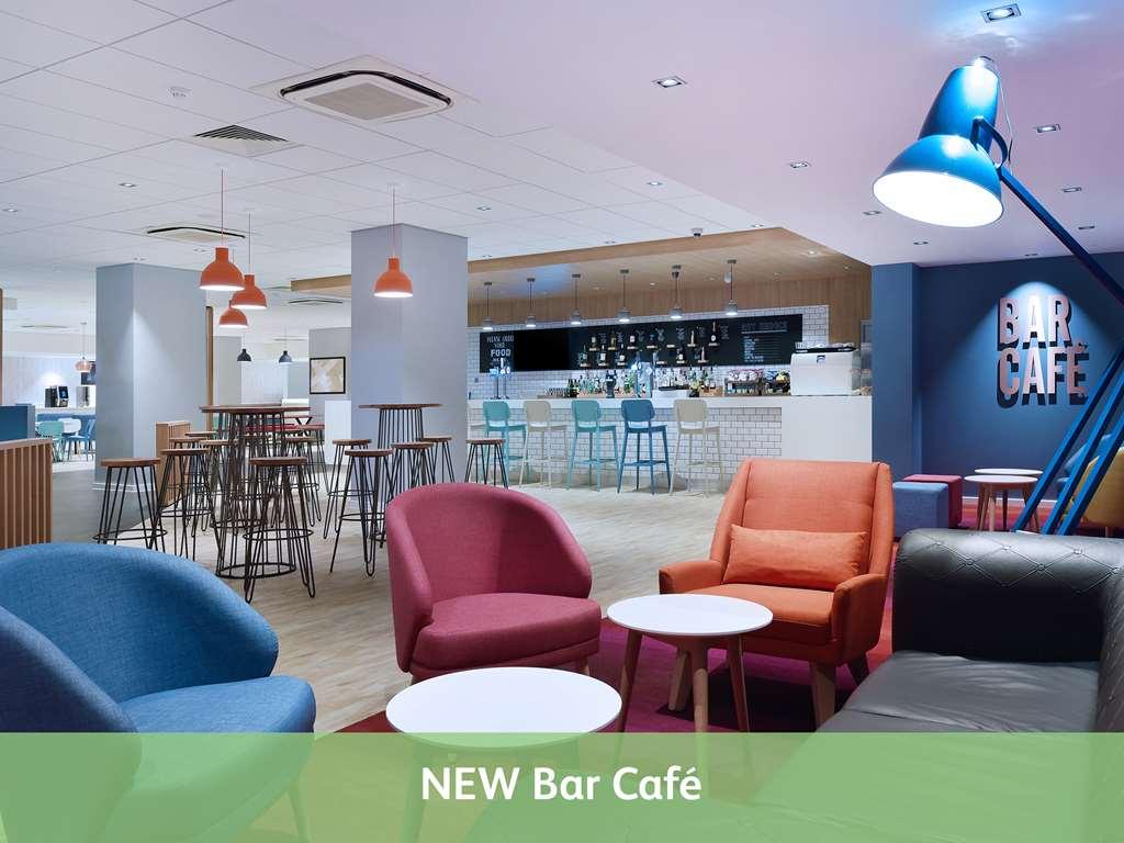 Mercure London Gatwick Airport Хорли Ресторант снимка