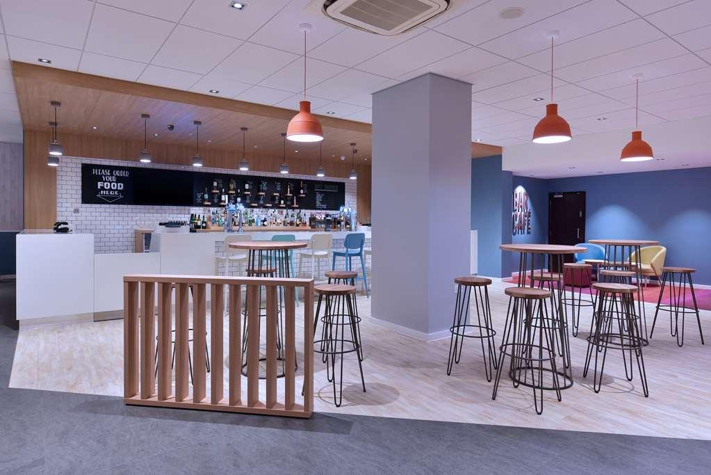 Mercure London Gatwick Airport Хорли Ресторант снимка
