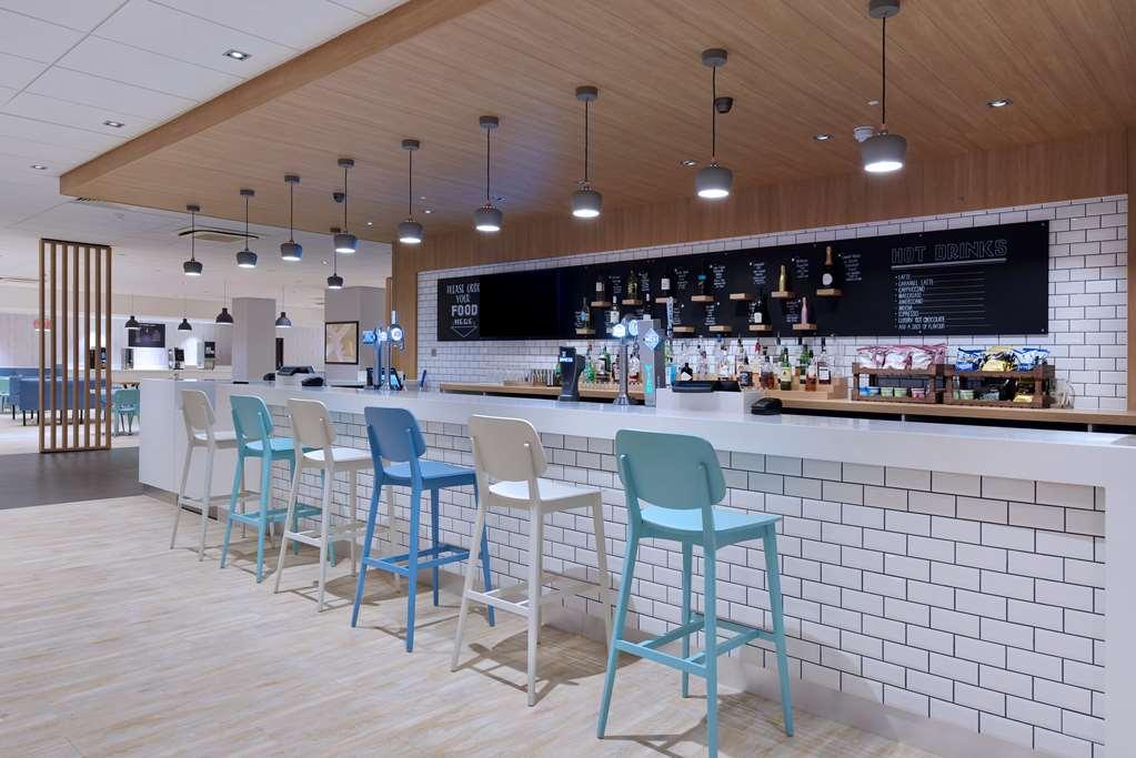 Mercure London Gatwick Airport Хорли Ресторант снимка