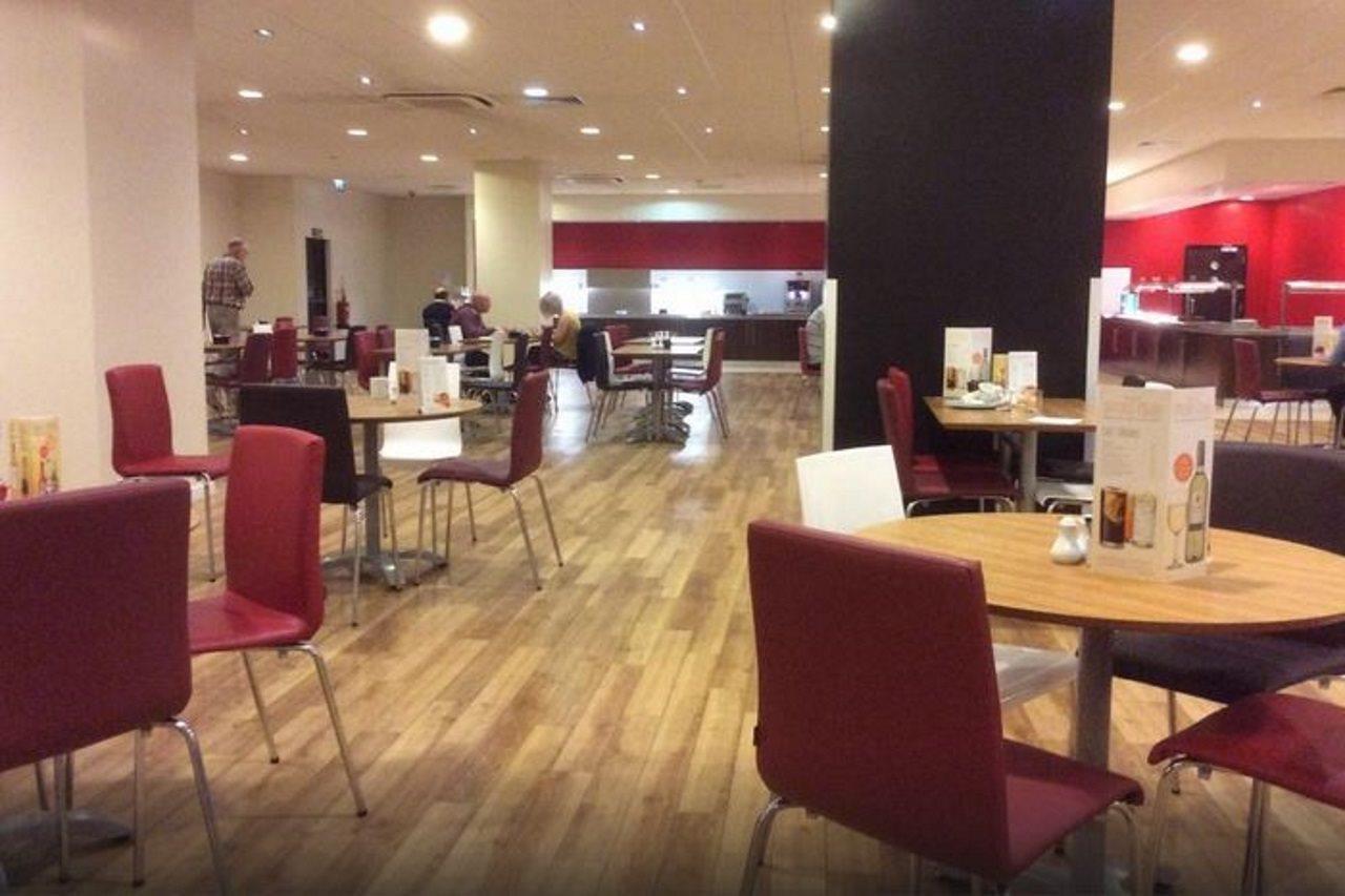 Mercure London Gatwick Airport Хорли Екстериор снимка