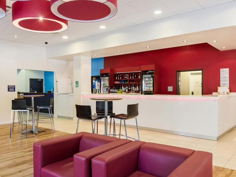 Mercure London Gatwick Airport Хорли Екстериор снимка