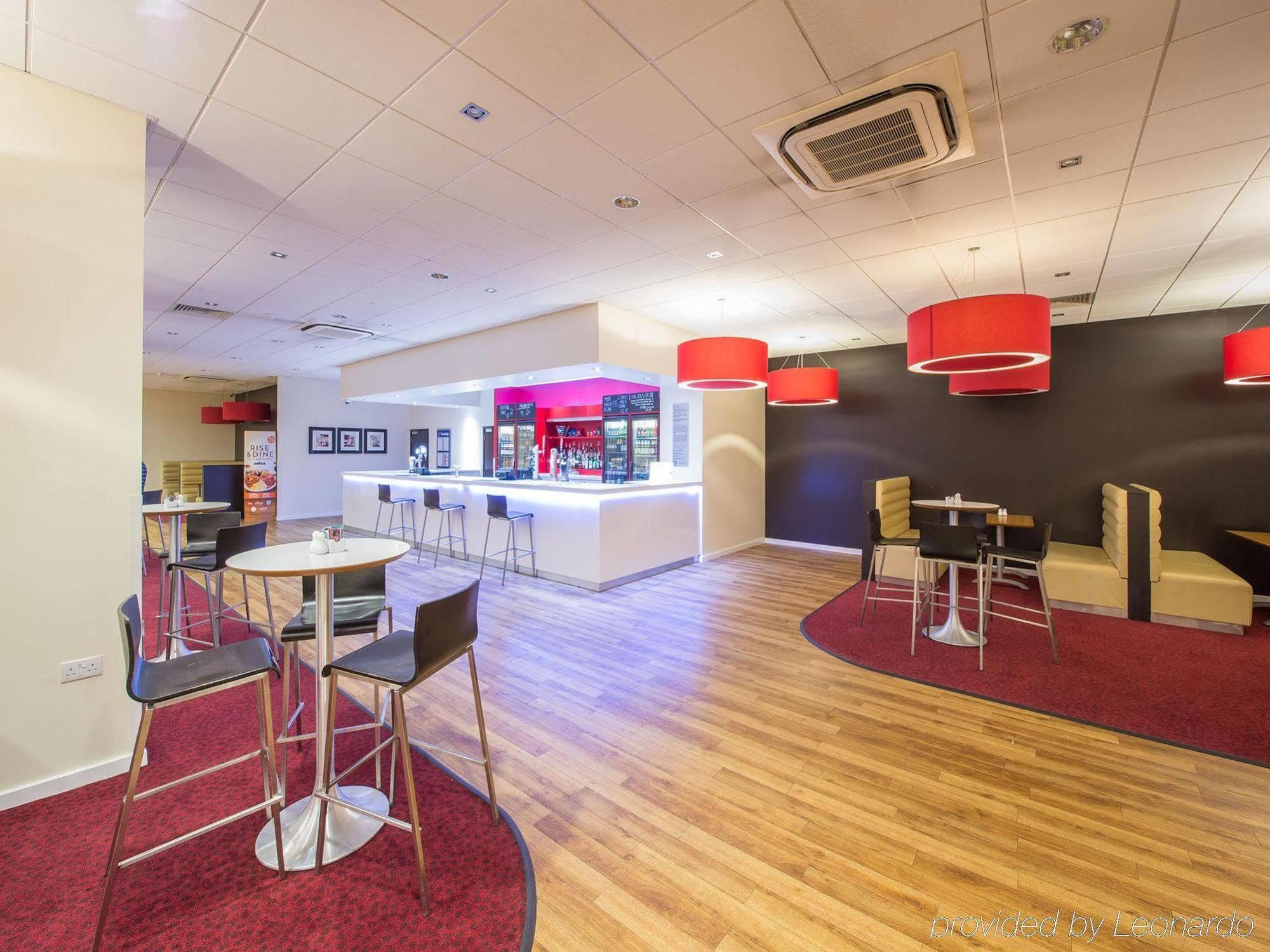 Mercure London Gatwick Airport Хорли Екстериор снимка