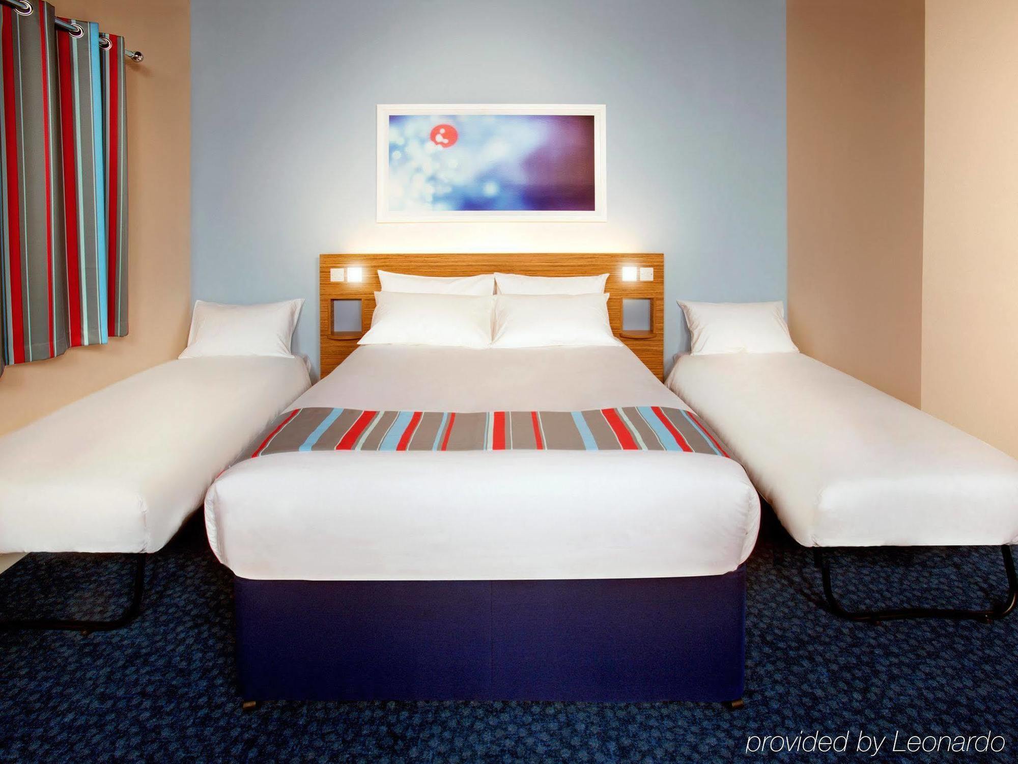 Mercure London Gatwick Airport Хорли Екстериор снимка