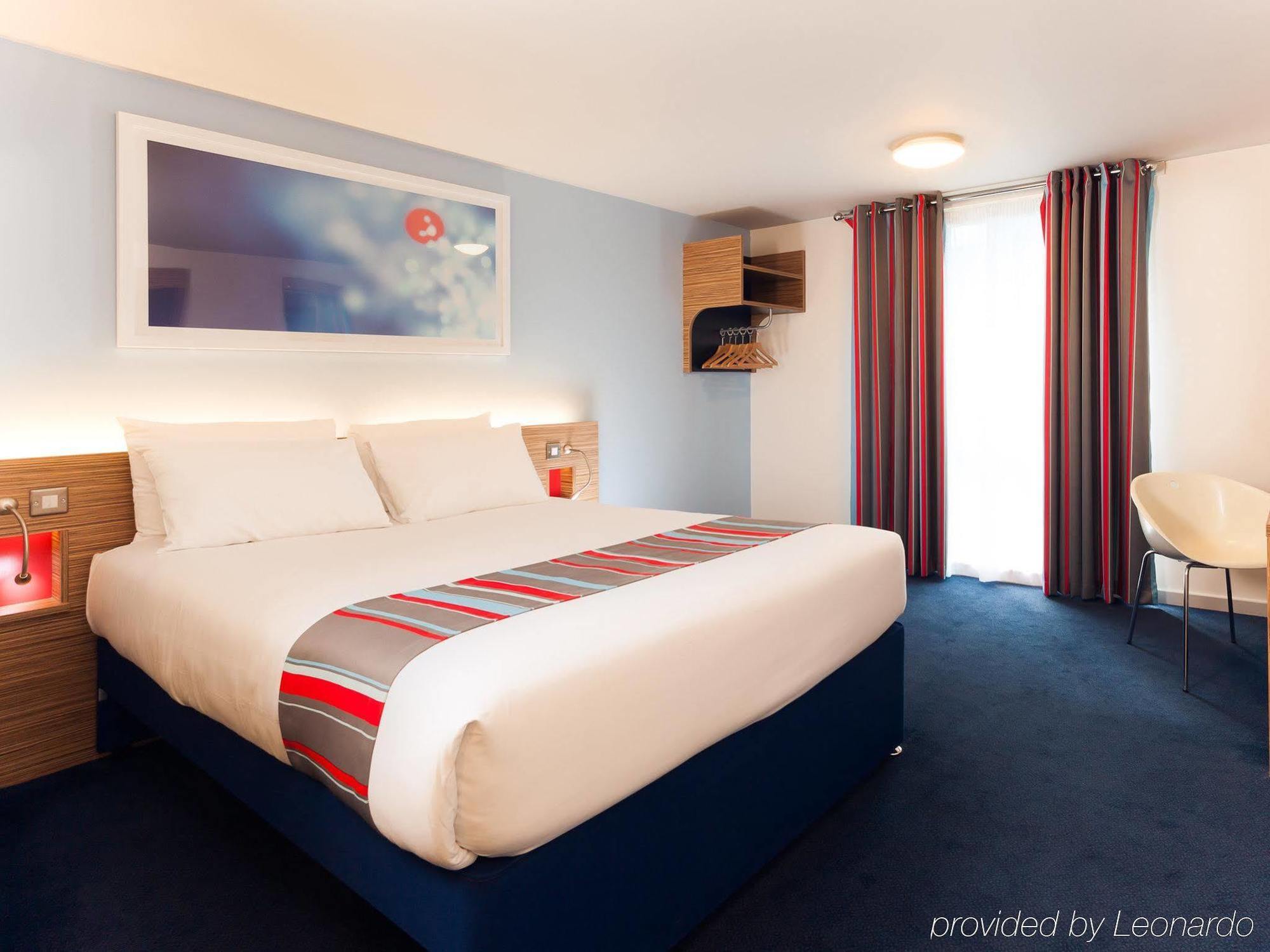 Mercure London Gatwick Airport Хорли Екстериор снимка