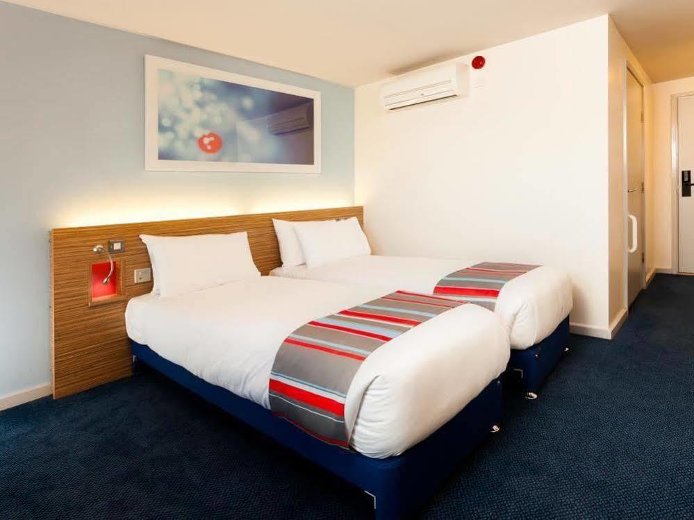 Mercure London Gatwick Airport Хорли Екстериор снимка