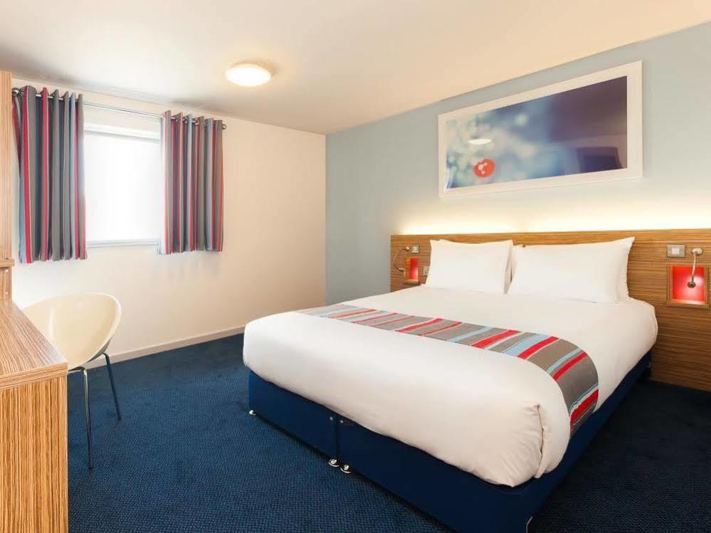 Mercure London Gatwick Airport Хорли Екстериор снимка